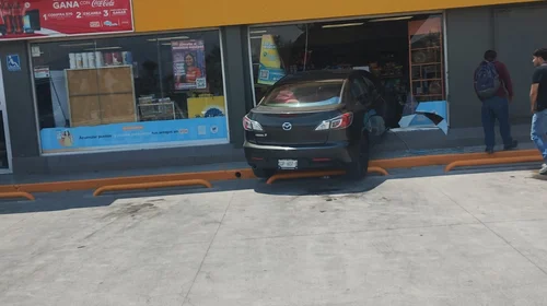 Confunde los pedales y se impacta contra tienda de conveniencia
