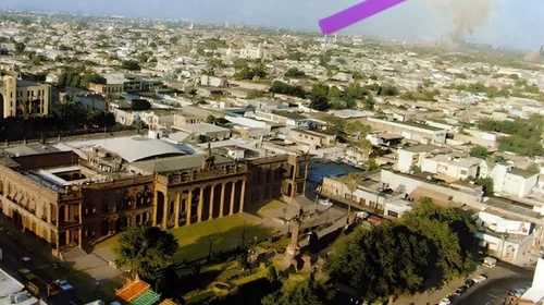 Muestran foto de la explanada de Palacio de Gobierno con jardínes