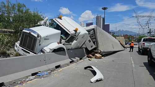 Vuelca camión de doble tonelada en los límites de San Pedro