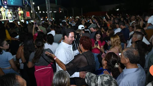 Mientras calles se hunden, Javier Díaz derrocha en conciertos