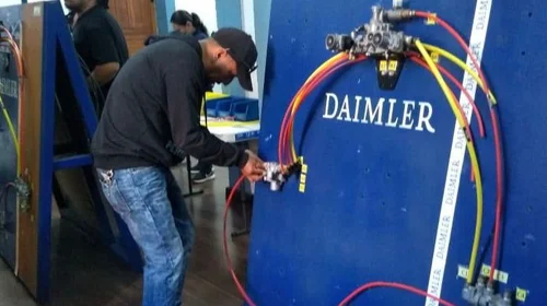 Daimler implementa bajas voluntarias por reducción de producción