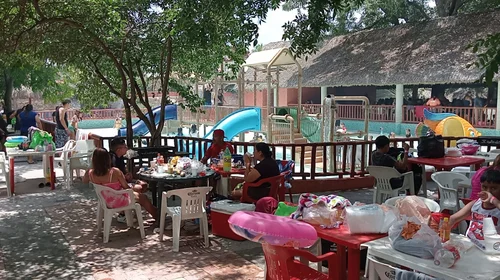 Familias saltillenses aprovechan las vacaciones en los balnearios