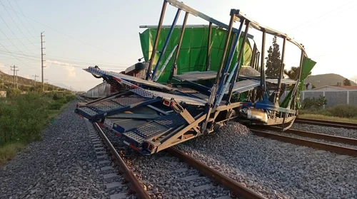 Tráiler intenta rebasar a tren y choca en carretera Los Pinos