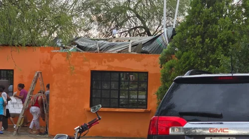 Cae tromba en Montemorelos; tira bodega y arranca techo de casa