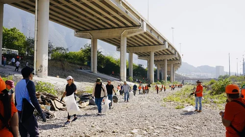 Quitan más de nueve toneladas de basura del río Santa Catarina