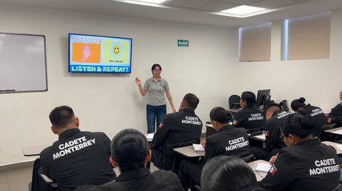 Asisten a clases de inglés elementos de la SSPC de Monterrey