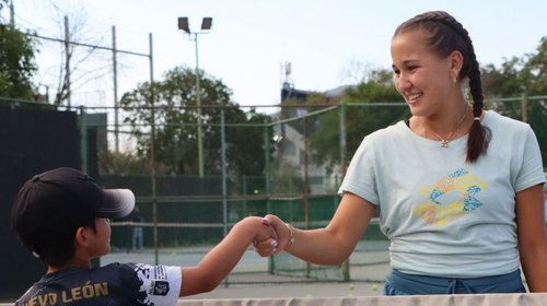 Kamilla Rakhimova motiva a futuras promesas de NL