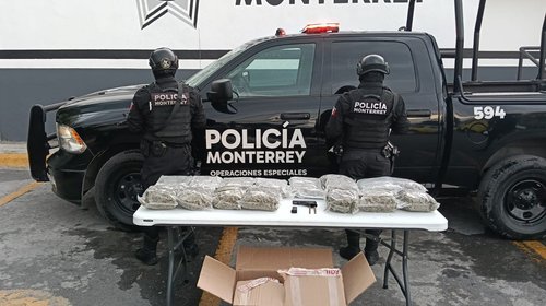 Choca y abandona carro con 7.5 kilos de marihuana y un arma