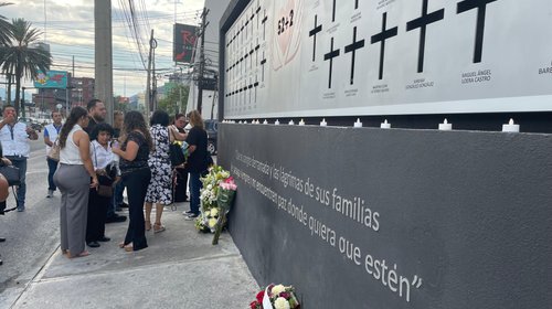 Rinden homenaje y piden justicia a las víctimas del Casino Royale