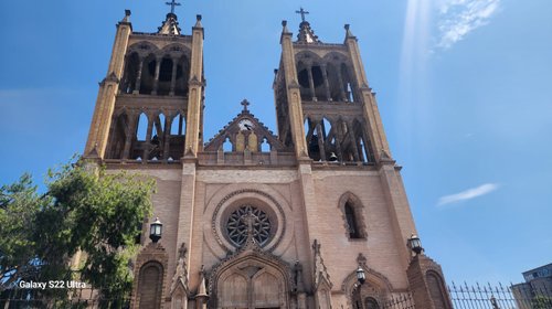 Polémica por sacerdotisa anglicana en misa con obispo Vera