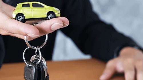 Le ‘pega’ inflación a ventas de autos y caen 3%