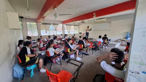 Escuelas en Nuevo Laredo dan clases a oscuras y con calor