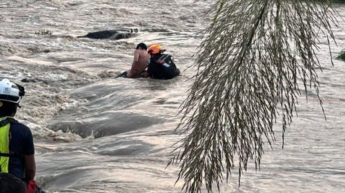 Rescatan a tres menores atrapados en el Río Santa Catarina