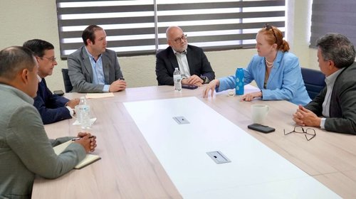 Se reúnen consulados por tema de visas para traileros
