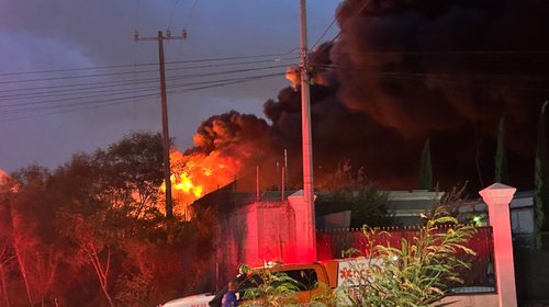 Combaten incendio en fábrica de aceites en Apodaca