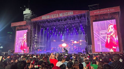 Disfrutan regios la Macro Fiesta previa al Grito de Independencia