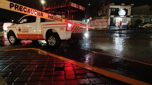 Arrecia lluvia en la urbe regia; cierran vialidades