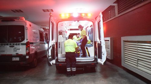 Trasladan paciente de accidente en Cancún a clínica 21 del IMSS