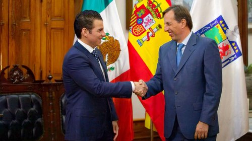 Sostiene reunión Miguel Flores con el cónsul de España