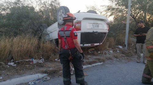 Vuelcan en Ramos Arizpe y huyen; uno fue detenido