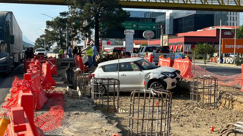 Conductora pierde el control y choca contra obra en La Rioja