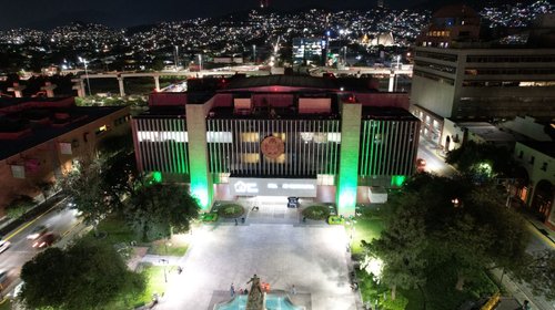 Iluminan de verde palacio municipal como muestra de inclusión