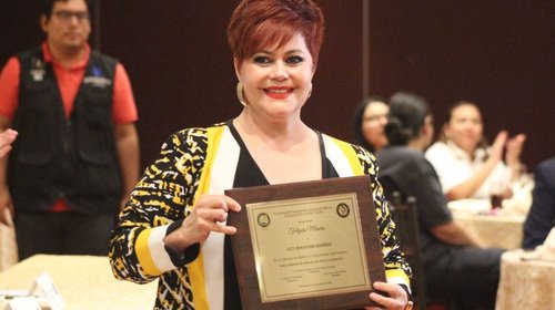 Galardonan a Lety Benavides por sus más de 40 años de trayectoria