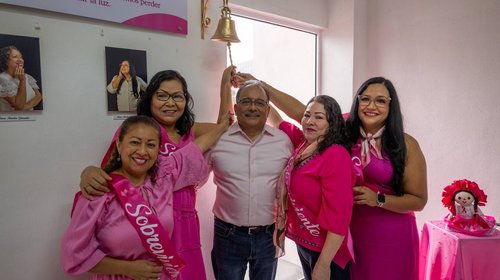 Honra Escobedo a sobrevivientes de cáncer de mama