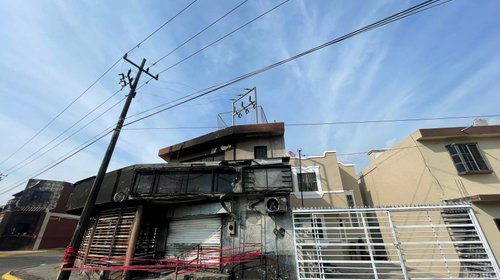 Comienzan a regresar familias tras incendio en Santa Catarina