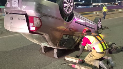 Conductor vuelca su vehículo en bulevar Miguel Ramos Arizpe