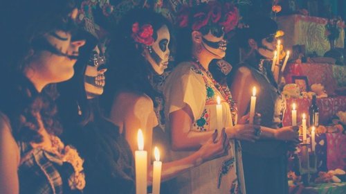 Recibe a las ‘Ánimas Solas’ con ofrendas y luz