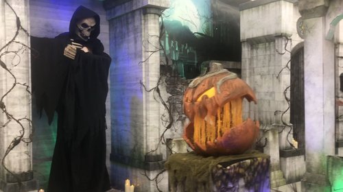Abarrotan familias del norte tiendas por compras de Halloween