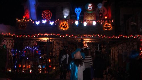 Noche de Halloween llena calles de Monterrey con fiesta y dulces