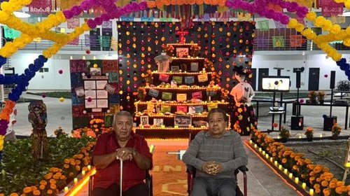 Honran a los Niños Campeones del 57 con altar de muertos