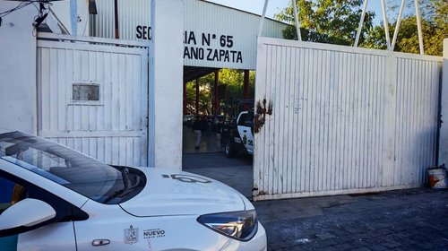 Alumno entra armado a secundaria y amenaza a maestra y compañeras