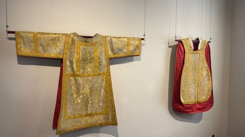 Exponen tesoros históricos de la Catedral de Santiago Apóstol
