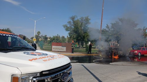 Sofocan incendio de vehículo en Cerradas de Anáhuac