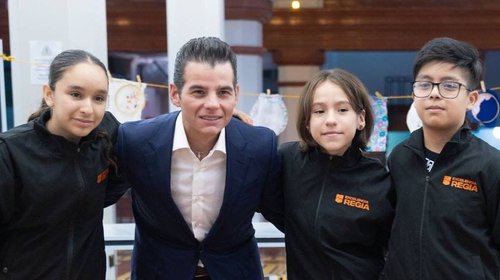Dona sueldo Miguel Flores a jóvenes que van a mundial de robótica