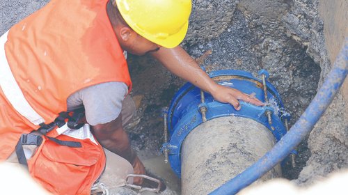 Aún se fuga mucha agua en Nuevo León, pero ya es menos