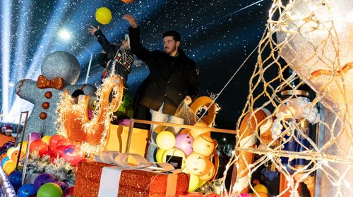 Recorre el gobernador Monterrey con el Gran Desfile Navideño 2025