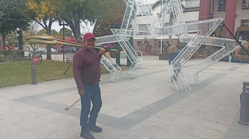 Hombre se jubila tras 43 años de jardinero en gobierno del estado