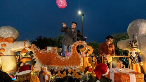 Celebra gobernador en Juárez llegada de la Navidad con desfile  