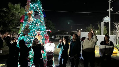 COBAT 22 celebra encendido del pino y villa navideña