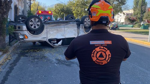 Moviliza volcadura a Protección Civil en el Centro de Monterrey