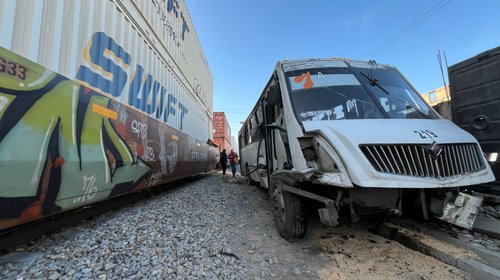 Accidente en Saltillo deja nueve lesionados tras choque con tren
