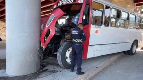 Ruta Express choca contra puente y pone en riesgo a pasajeros