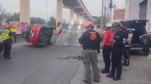 Camioneta vuelca en cruce de Félix U. Gómez; no hay lesionados