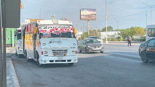Suben pasaje en Reynosa con camiones destrozados