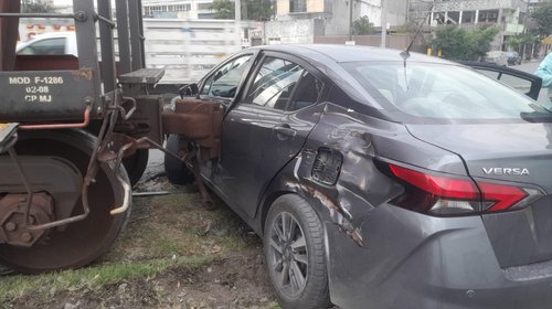 Ferrocarril impacta auto y deja mujer lesionada en Monterrey