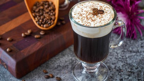 Tómate un café irlandés para calentar la garganta